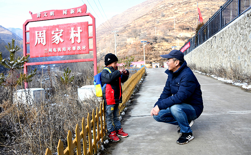 杨成伟（右一）入户时代与贫困村留守儿童交流.jpg